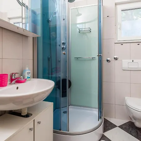 2 Bedroom Beautiful In Lägenhet Kastav