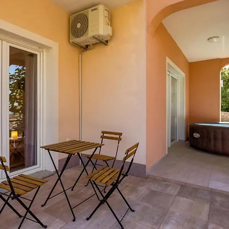 2 Bedroom Cozy In Apartament